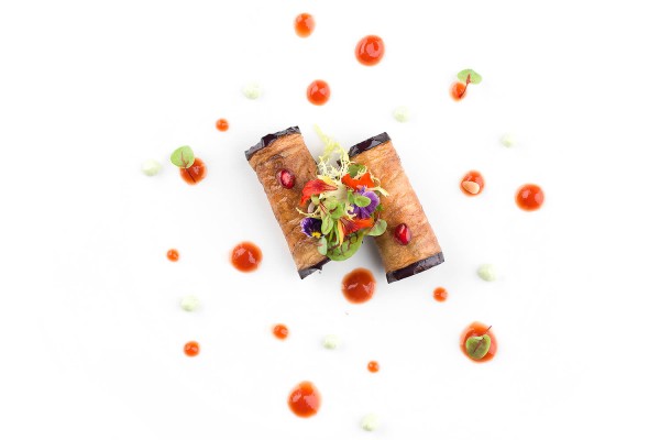 Антипасти — рулет из баклажана с сыром рикотта и томатным соусом - фото